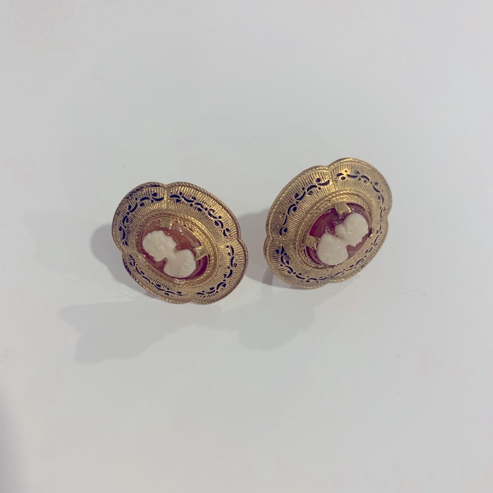 Vintage Cameo Screw Back Earrings